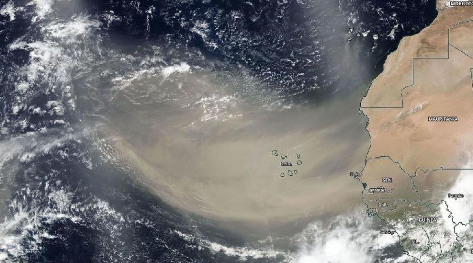 El fino polvo recorre los cielos del océano Atlántico hasta llegar a América. EFE/Archivo