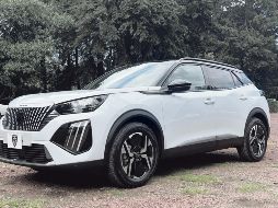 Peugeot 2008. Este vehículo cuenta con una nueva parrilla con elementos del color de la carrocería y tres tiras verticales de leds. CORTESÍA