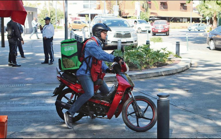 Cada día más personas dejan su trabajo en la oficina para laborar en las plataformas de reparto. EL INFORMADOR