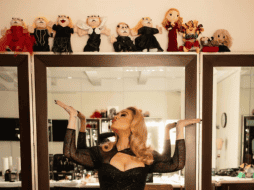 Adele ha compartido en sus redes sociales una fotografía con los peluches que su audiencia mexicana le ha dado como muestra de cariño. Redes sociales @indie505.