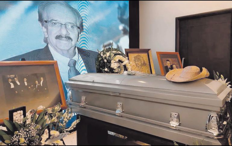 Féretro de Benito Castro rodeado de flores y recuerdos. EL UNIVERSAL