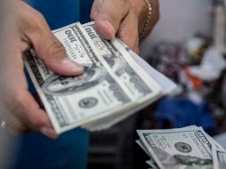 El dólar inició la jornada de hoy miércoles, otra vez, arriba de la barrera de los 17 pesos. EL INFORMADOR / ARCHIVO