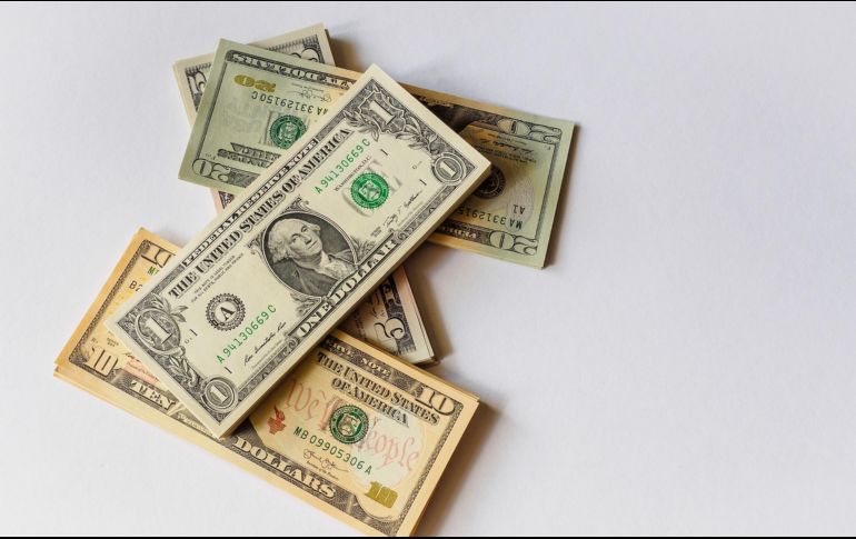 El peso mexicano se ubica en los mercados internacionales alrededor de los 17.14 pesos. Foto de Alexander Schimmeck en Unsplash