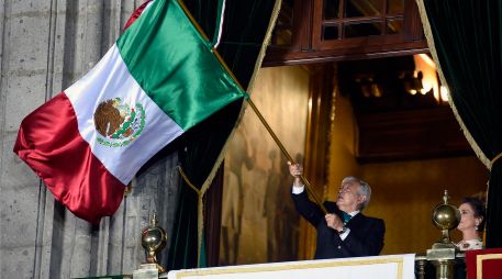 Cada año, el Presidente de México en turno tiene la obligación de repicar la Campana de Dolores para revivir, ante el público congregado en la plancha del Zócalo la noche del 15 de Septiembre, el grito de Independencia. AFP / ARCHIVO