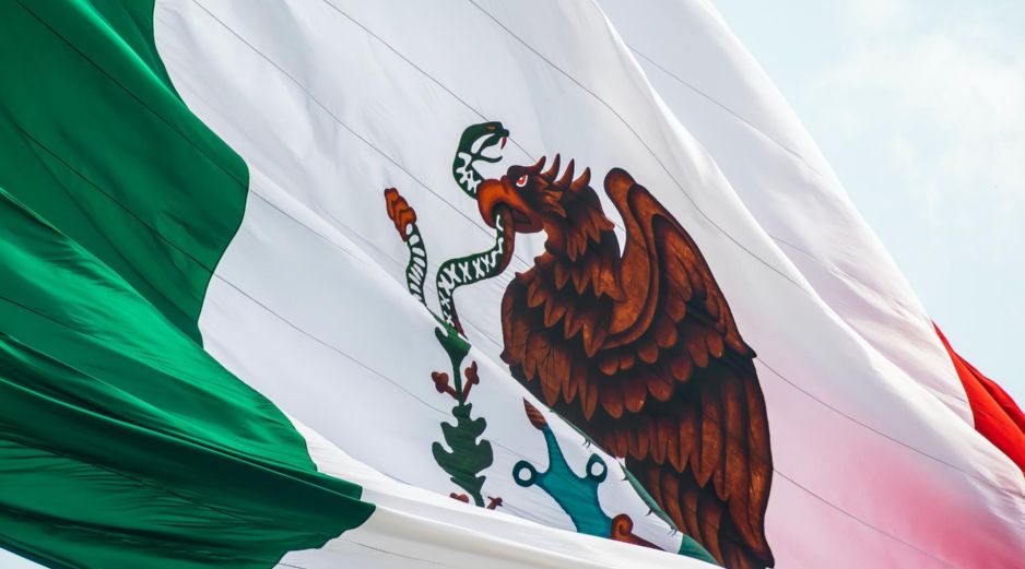 Durante estas fechas patrias es común encontrar personas que vendan artículos relacionados a la identidad mexicana, sin embargo, algunos están modificados y esto puede ameritar una sanción. Unsplash.