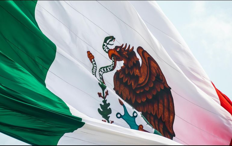 Durante estas fechas patrias es común encontrar personas que vendan artículos relacionados a la identidad mexicana, sin embargo, algunos están modificados y esto puede ameritar una sanción. Unsplash.