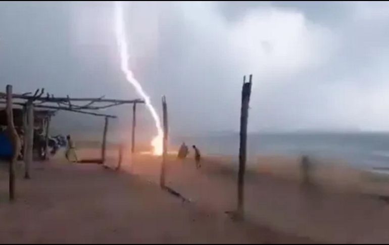 Según los primeros reportes sucedió en la localidad de Maruata, siendo un turista y un comerciante las víctimas que dejó este accidente; autoridades municipales reportaron que ambos perdieron la vida. ESPECIAL