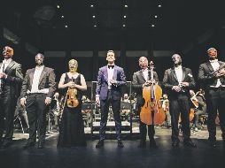 Algunos músicos de la orquesta utilizan máscaras de luchador mientras interpretan la obra. ESPECIAL
