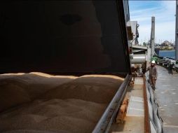 A pesar de los obstáculos de exportación, este sábado salió de un puerto de Odesa un buque ucraniano cargado con 3 mil toneladas de trigo. AFP/ Archivo