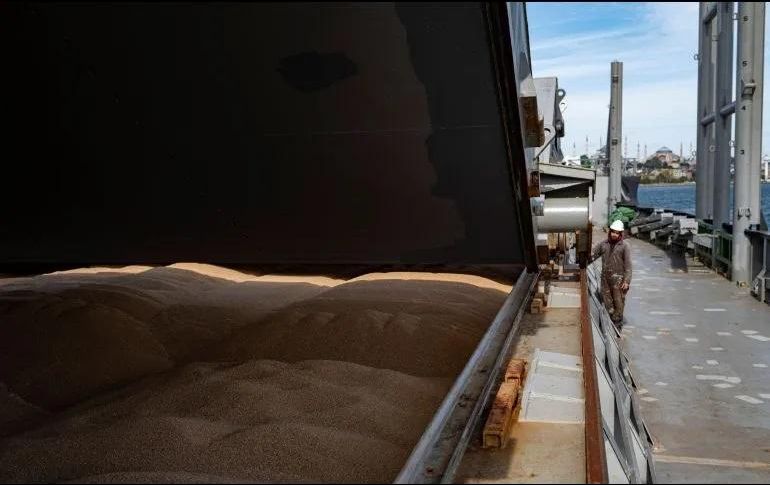 A pesar de los obstáculos de exportación, este sábado salió de un puerto de Odesa un buque ucraniano cargado con 3 mil toneladas de trigo. AFP/ Archivo