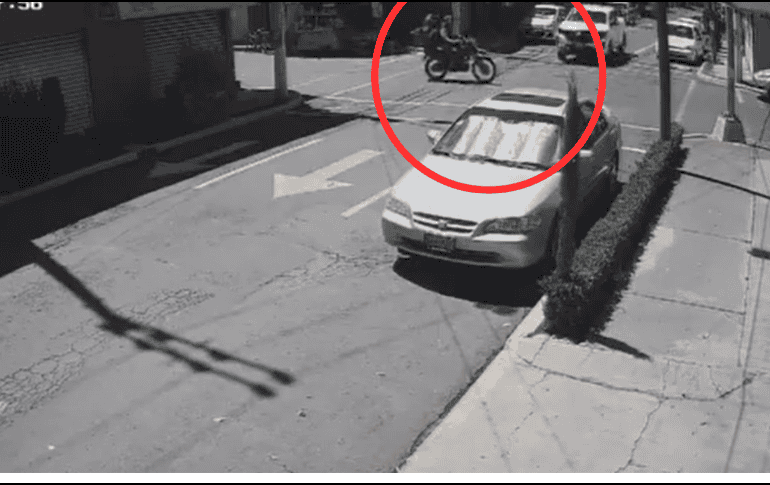 Cámaras de seguridad captaron el momento de un accidente impresionante: una camioneta embiste a un motociclista en plena intersección. ESPECIAL.