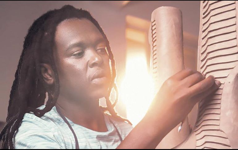 El artista imita las formas de los insectos y de las armaduras samurai. ESPECIAL