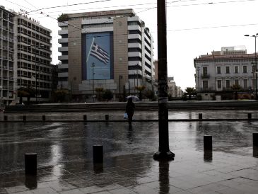 La reforma permite a los trabajadores de Grecia tener voluntariamente un segundo empleo, de un máximo de cinco horas diarias, junto a su actividad principal de ocho horas al día. AFP / ARCHIVO