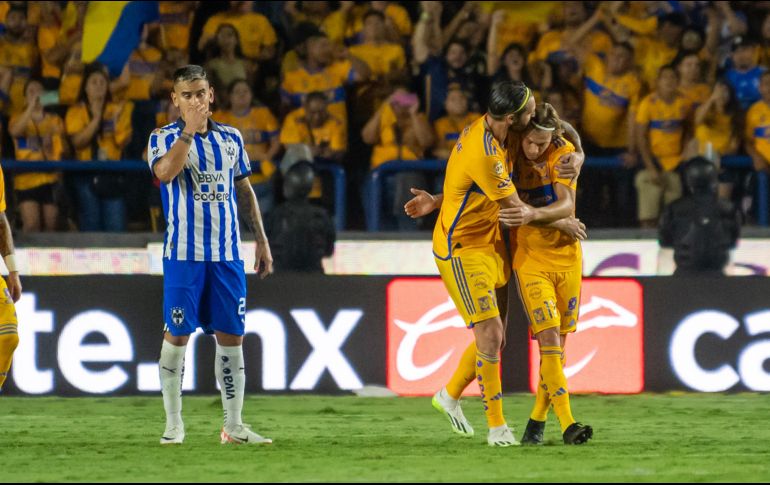 André Gignac y Sebastian Córdova festejan una anotación. EFE/M. Sierra
