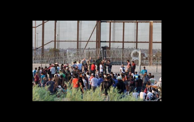 Migrantes piden que autoridades mexicanas les entreguen la documentación para continuar su itinerario. SUN