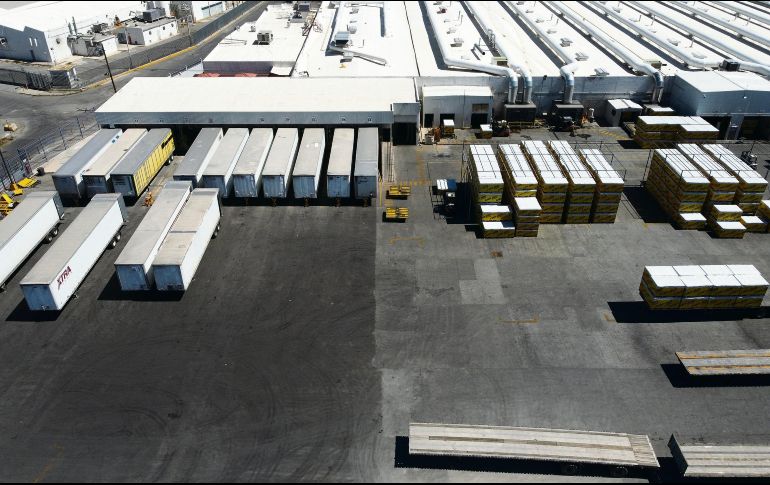 Mientras algunos indocumentados buscan continuar con su viaje hacia la frontera con Estados Unidos, hay fábricas ubicadas en Ciudad Juárez que han comenzado a enfrentar problemas en su producción. EFE