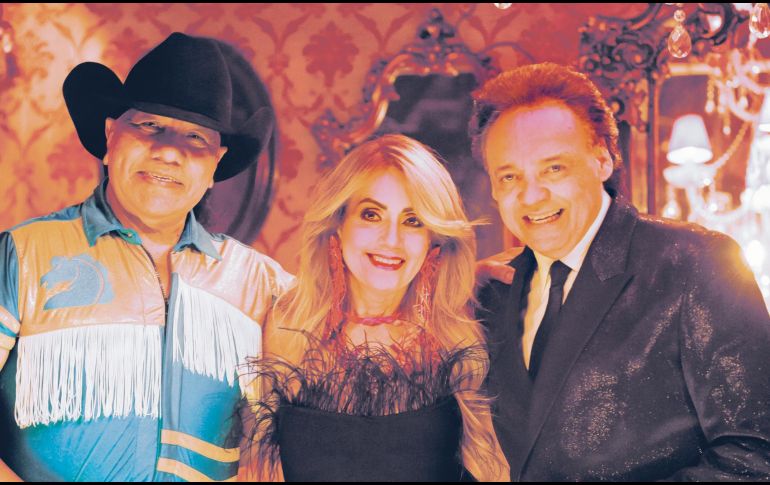 Lupe Esparza de Bronco y Néstor Daniel Hoyer con su esposa Loly Hoyer. ESPECIAL
