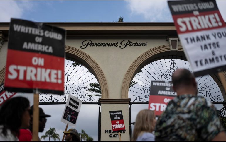 Después de 148 días, la huelga de guionistas llega a su fin. AP