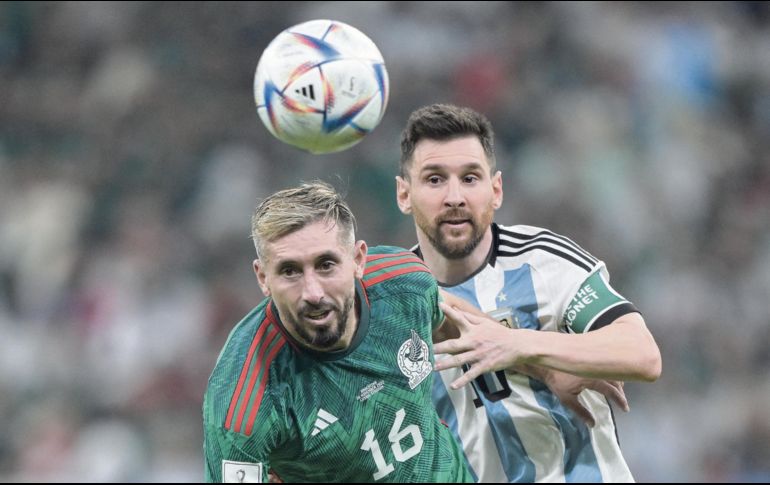 Héctor Herrera y Lionel Messi se han enfrentado en duelos de Selecciones y de clubes en la Liga española. AFP/J. Mabromata