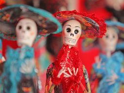 Calaveritas de azúcar o chocolate, papel picado de diferentes colores, pan de muerto y coloridas muñecas de cartón, son solo algunos de los productos que año con año puedes encontrar en la Feria del Cartón. EL INFORMADOR / ARCHIVO