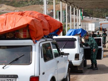Continúa el éxodo constante de desplazados karabajíes a través del puesto fronterizo que lleva a la localidad armenia de Kornidzor, donde las autoridades instalaron un centro humanitario. AFP / E. Dunand