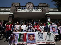 Los padres pidieron que López Obrador cumpla con la promesa de entregar la verdad, pues afirmaron que no les han dado razón sobre el paradero de los jóvenes, como prometió el Mandatario desde su campaña en 2018. EFE / J. Méndez