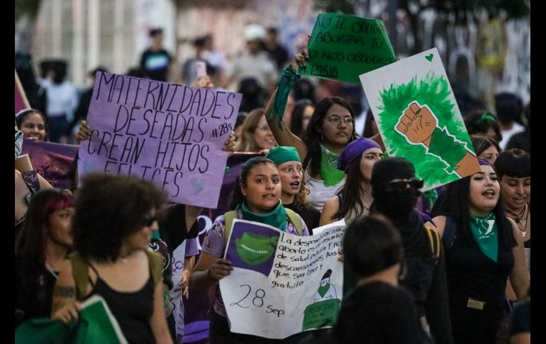 Cientos de mujeres en Guadalajara se reunieron este jueves desde las 16:00 horas para manifestarse en el marco del 28S. EL INFORMADOR/ H. Figueroa.