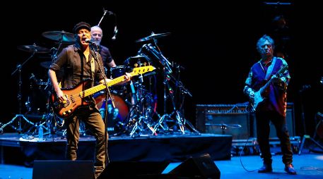 Andy Summers estuvo acompañado de los músicos brasileños João Barone y Rodrigo Santos. EL INFORMADOR/A. Navarro