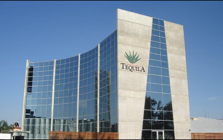 El CRT como Organismo Evaluador de la Conformidad del Tequila, no comparte la opinión de quienes señalan que el uso de abocantes “compromete la calidad de la bebida”. ESPECIAL.