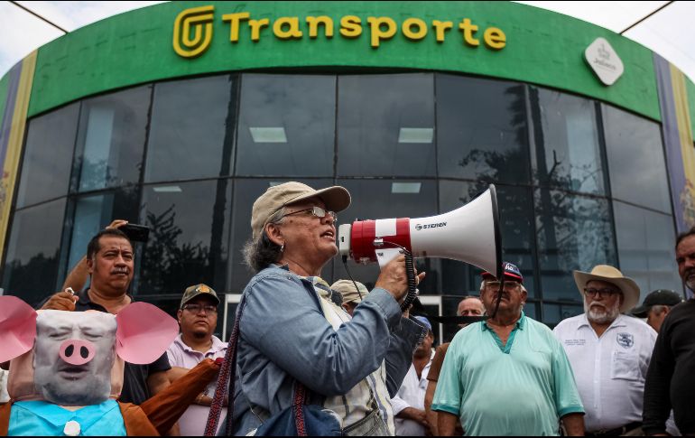 Frente al Congreso de Jalisco también protestaron algunas personas que están en contra de la verificación. EL INFORMADOR/H. Figueroa