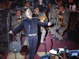 Aparentemente, Alejandro Fernández se estaba quedando dormido durante su concierto. EL I NFORMADOR/ARCHIVO