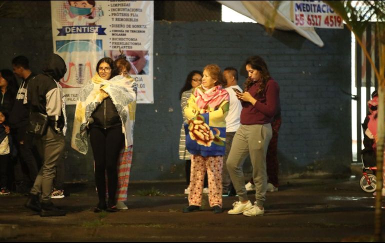 Personas salen a la calle después de ser avisadas por la alerta sísmica en la Ciudad de México. SUN/G. Espinosa