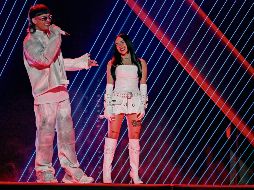 Peso Pluma y Nicki Nicole actúan en el escenario durante los Premios Billboard. AFP