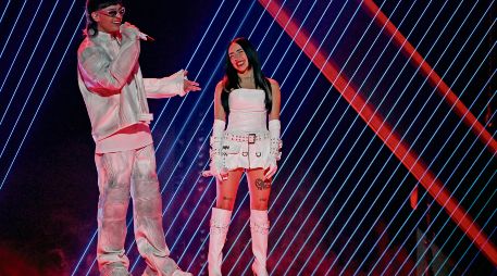 Peso Pluma y Nicki Nicole actúan en el escenario durante los Premios Billboard. AFP