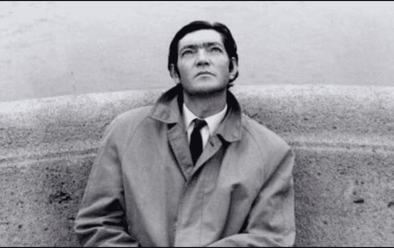 46 ensayos literarios que son el corazón del célebre libro del escritor argentino Cortázar escrito al poco de llegar a París. Fotografía tomada de El País/ Antonio Gálvez.