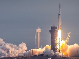 SpaceX lanzó la nave espacial a media mañana desde el Centro Espacial Kennedy de la NASA. EFE / C. HERRERA