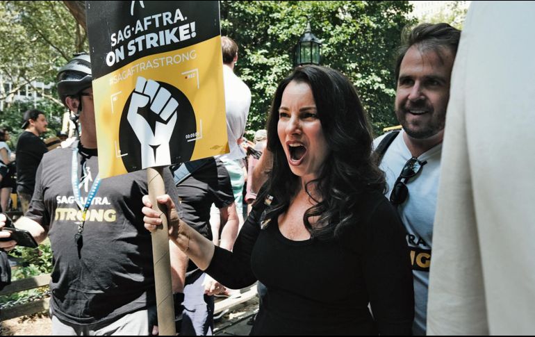 La presidente de SAG-AFTRA, Fran Drescher, se une a los huelguistas en el Ayuntamiento de Nueva York en una marcha del martes pasado. AFP