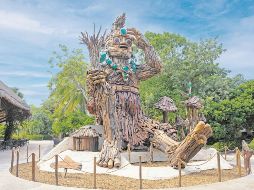 El “niño abeja”. La escultura de ocho metros asombra a los huéspedes. CORTESÍA
