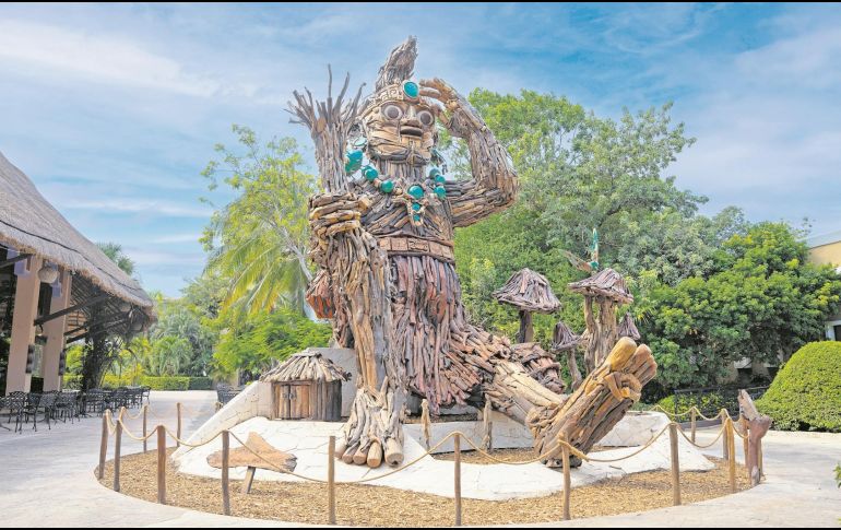 El “niño abeja”. La escultura de ocho metros asombra a los huéspedes. CORTESÍA