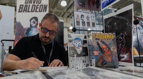 El ilustrador español David Baldeón participa en el Comic Con 2023, el 13 de octubre de 2023, en Nueva York. EFE / A. COLMENARES