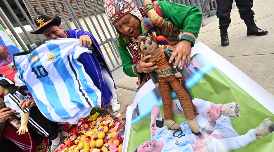 Vistiendo coloridos atuendos tradicionales de lana, diez chamanes peruanos rogaron a 