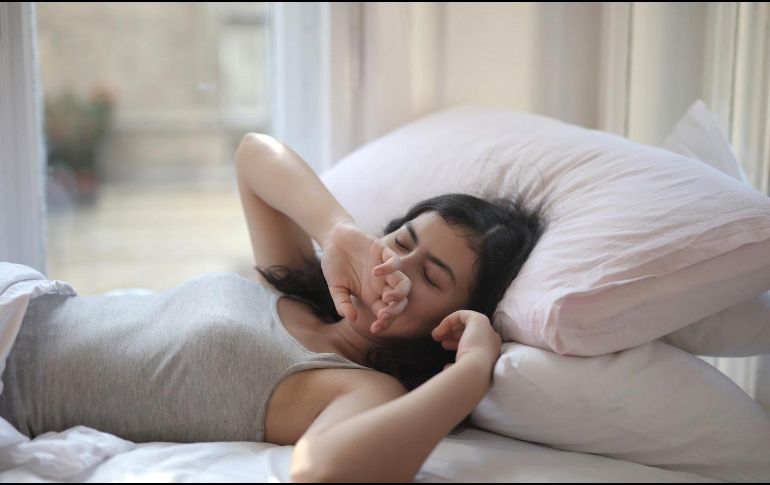 Si quieres dormir bien, te recomendamos incorporar a tu rutina de cada noche hacer estas posturas al menos 10 minutos. Unsplash.