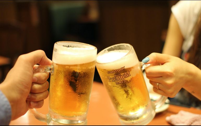 Beber sin nada en el estómago puede producirte efectos no deseados. Unsplash.