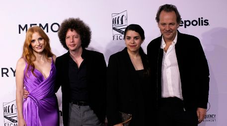 Jessica Chastain, Michel Franco, Eréndira Núñez y Peter Sarsgaard posan durante la alfombra roja de la película 