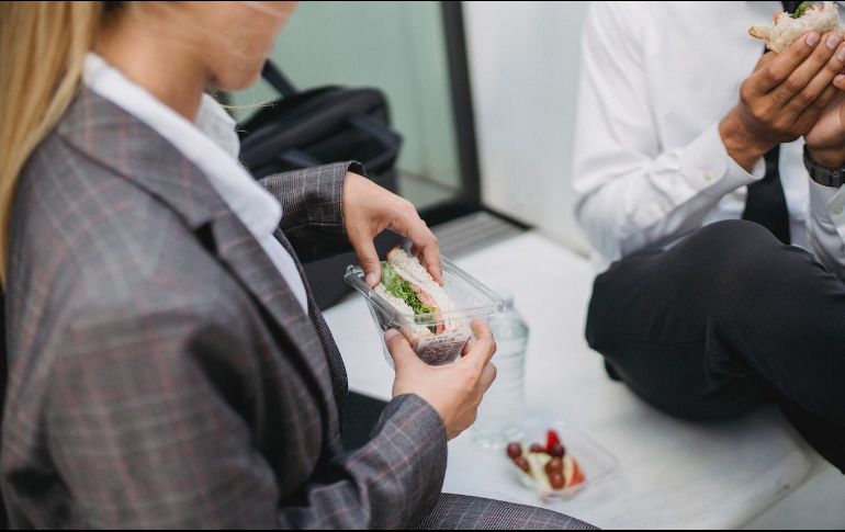 Los trabajadores tienen derecho a descansar 30 minutos durante su jornada laboral, pero debido a las discusiones en torno a la reforma de la reducción laboral hay quién se pregunta si podrían eliminarlo. Unsplash.