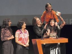 La actriz Naíma Sentíes, sobre los hombros de Lilia Avilés, festeja el triunfo de “Tótem” en el FICM. AP/B. Bautista