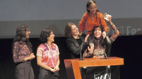 La actriz Naíma Sentíes, sobre los hombros de Lilia Avilés, festeja el triunfo de “Tótem” en el FICM. AP/B. Bautista