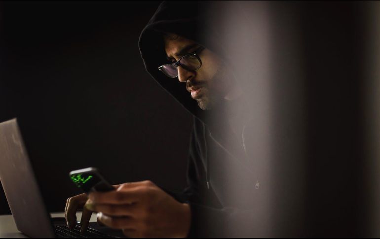 Puedes saber si tu teléfono está intervenido sólo llamando a un código. Pexels.