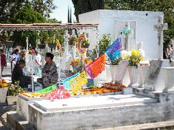 Los tapatíos acudieron a los panteones de la Zona Metropolitana de Guadalajara para visitar los restos de sus familiares fallecidos. Algunos aprovecharon para limpiar y adornar las tumbas. EL INFORMADOR/H. Figueroa