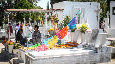 Los tapatíos acudieron a los panteones de la Zona Metropolitana de Guadalajara para visitar los restos de sus familiares fallecidos. Algunos aprovecharon para limpiar y adornar las tumbas. EL INFORMADOR/H. Figueroa